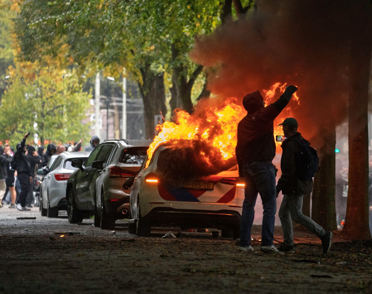 Man (25) krijgt vier maanden cel voor omgooien brandende container bij D66-kantoor tijdens extreemrechts protest