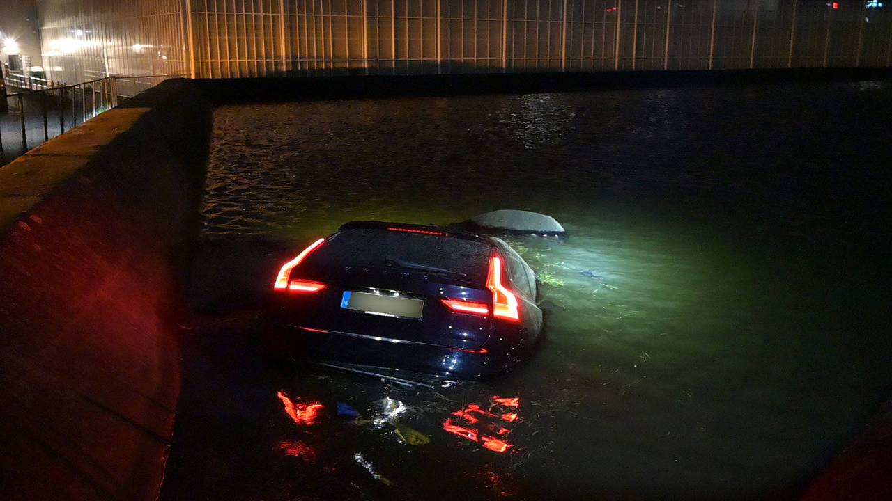 Auto belandt in water in Breda nadat bestuurder de bocht mist