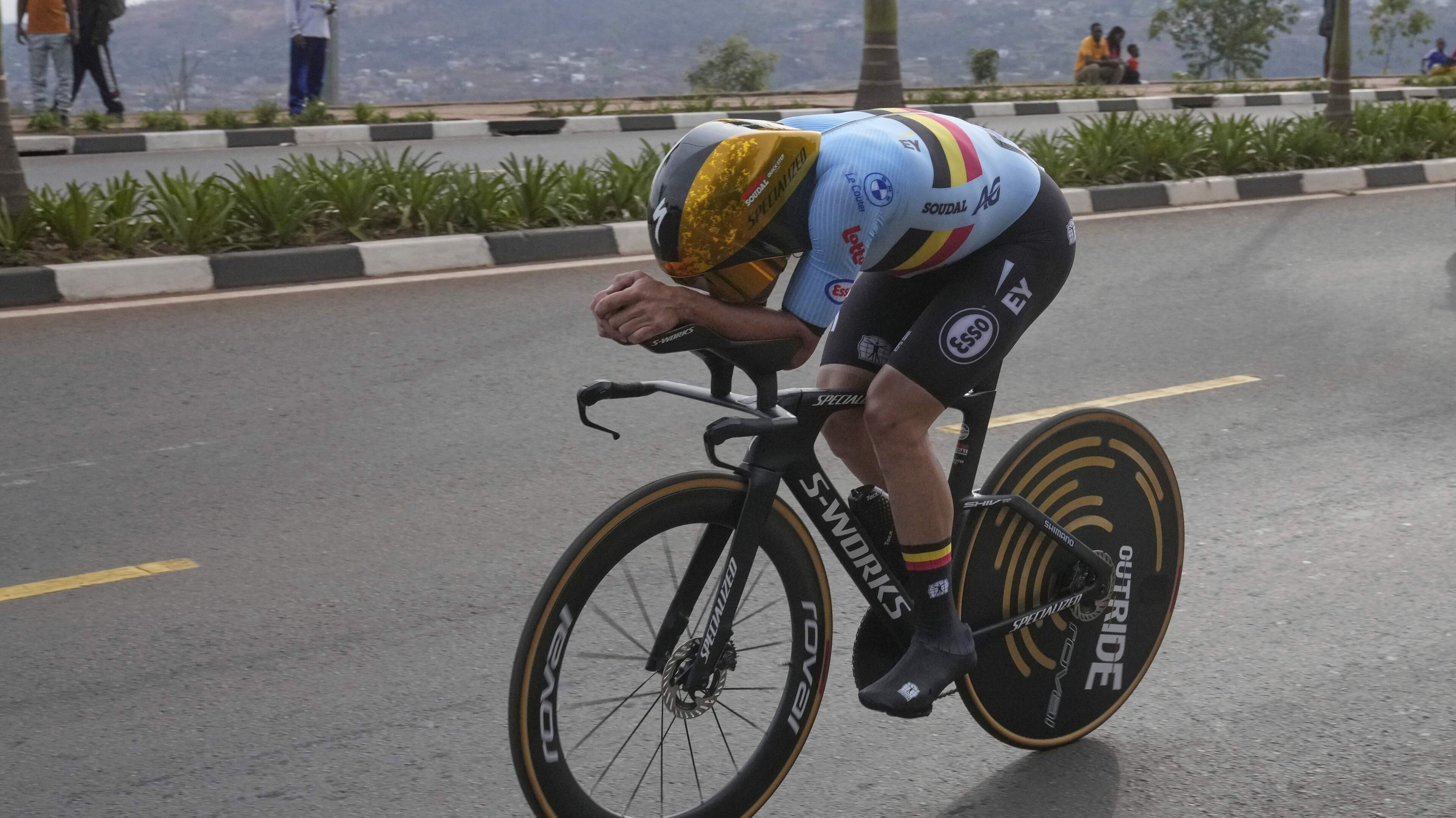 Vernedering voor Tadej Pogacar: weergaloze Remco Evenepoel haalt Sloveen in en gaat oppermachtig naar derde wereldtitel tijdrijden