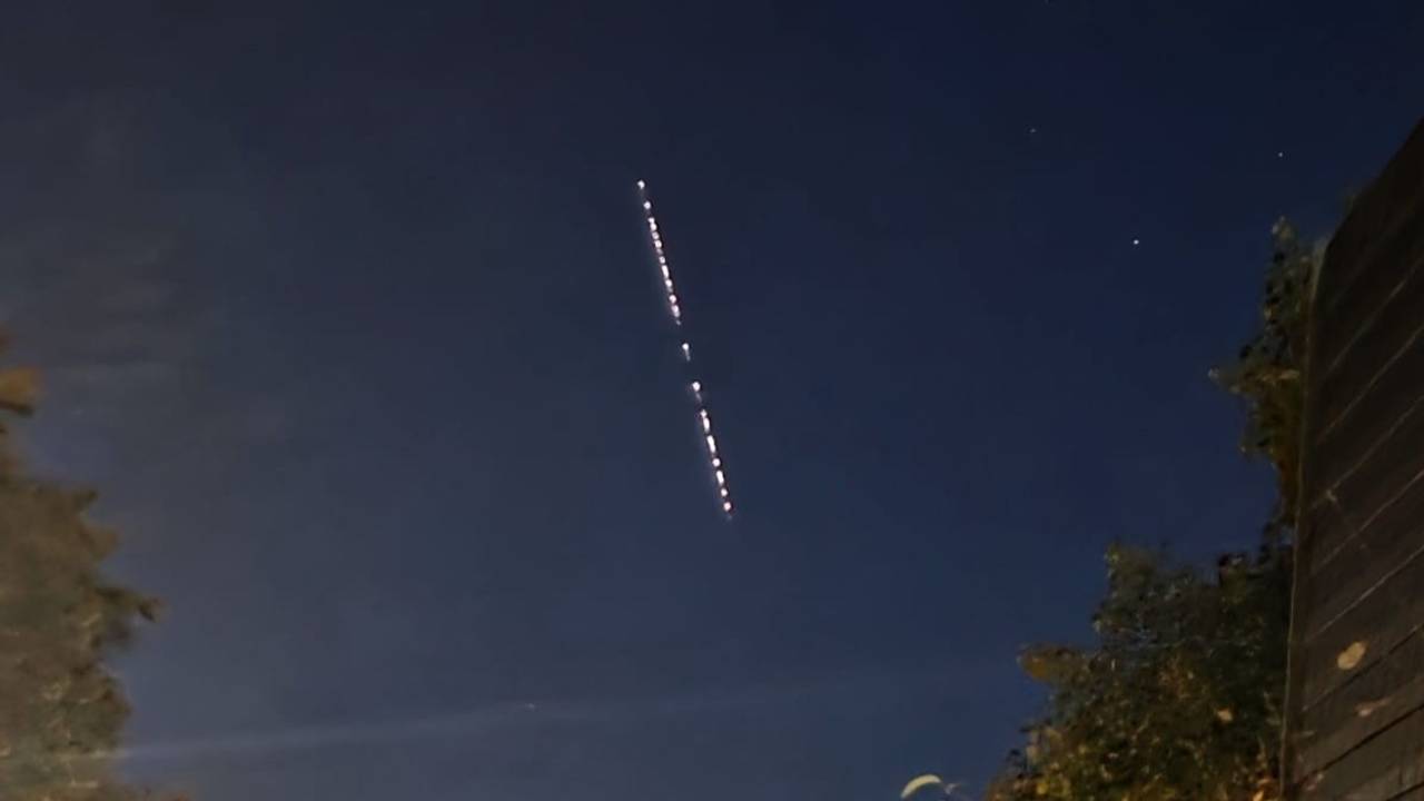Deze bijzondere lichtslinger hing vanochtend vroeg boven Brabant