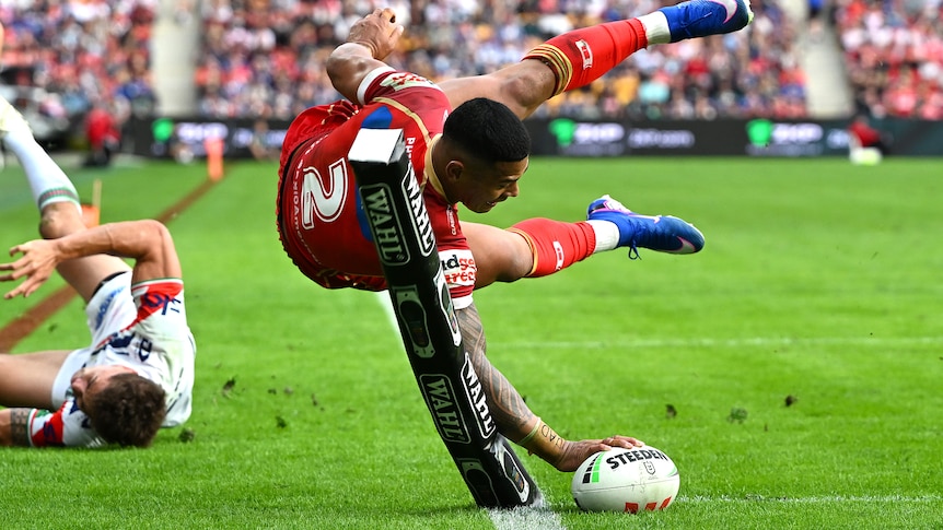 Live: Dolphins dazzle in NRL blockbuster against Warriors despite major worry
