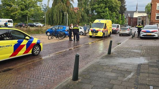Fietser valt tegen geparkeerde auto