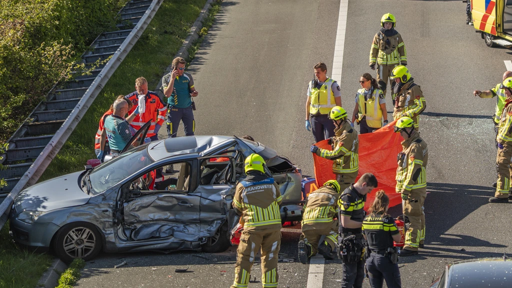 Dode bij kettingbotsing op A12 vlak bij Duitse grenscontroles