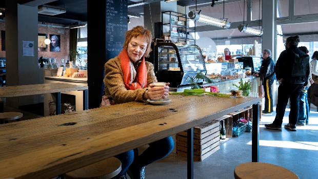 Belinda kletste vroeger uren met haar moeder, die nu dementie heeft. ‘Een paar zinnen zijn nu al lastig’