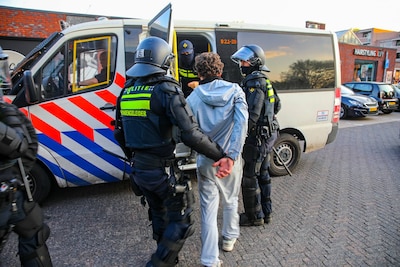 ME grijpt in bij protest tegen noodopvang in Apeldoorn, drie aanhoudingen