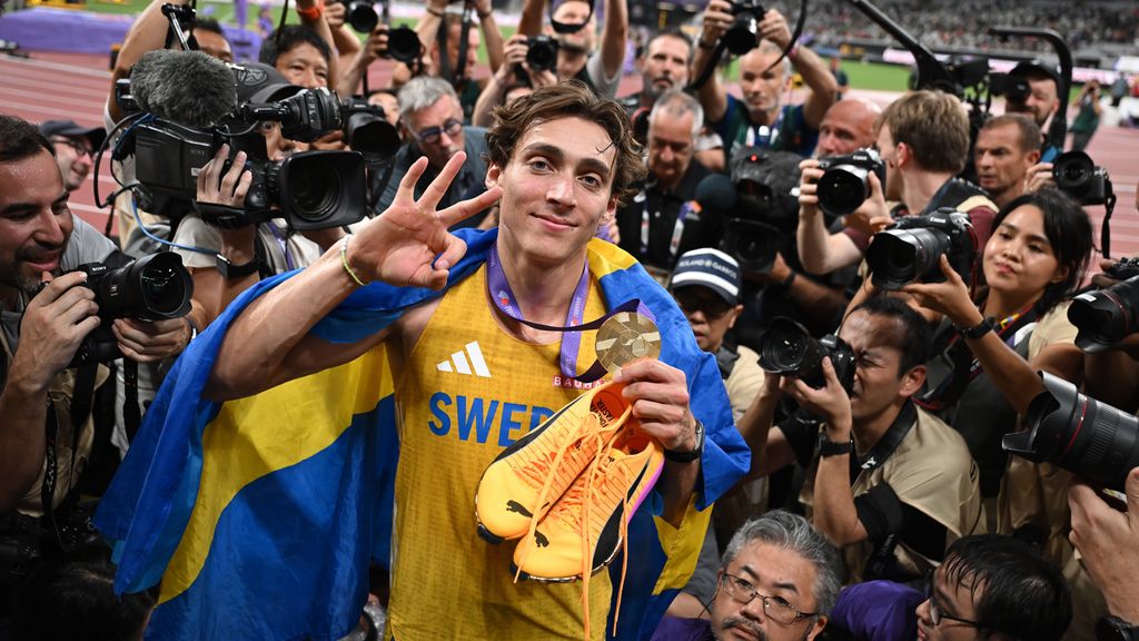 Duplantis zet met wereldrecord van 6,30 meter kroon op derde wereldtitel