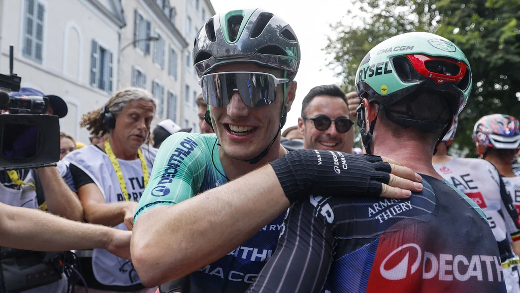 Kooij slaat toe bij eerste sprintkans: 'Voor dit soort dagen ben ik in de Tour'