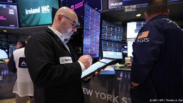 Wall Street stijgt door hoop op einde oorlog, olie wel duurder