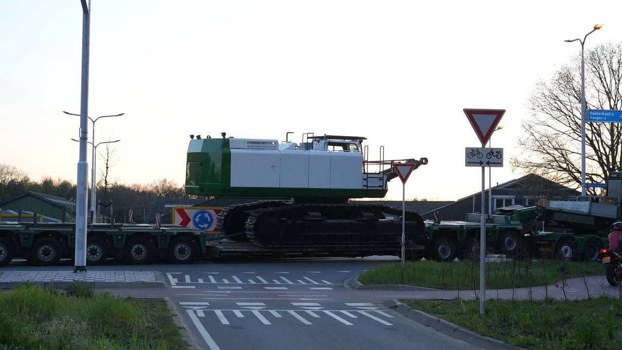 Vrachtwagen met graafmachine van 100 ton blokkeert rotonde in Rijen