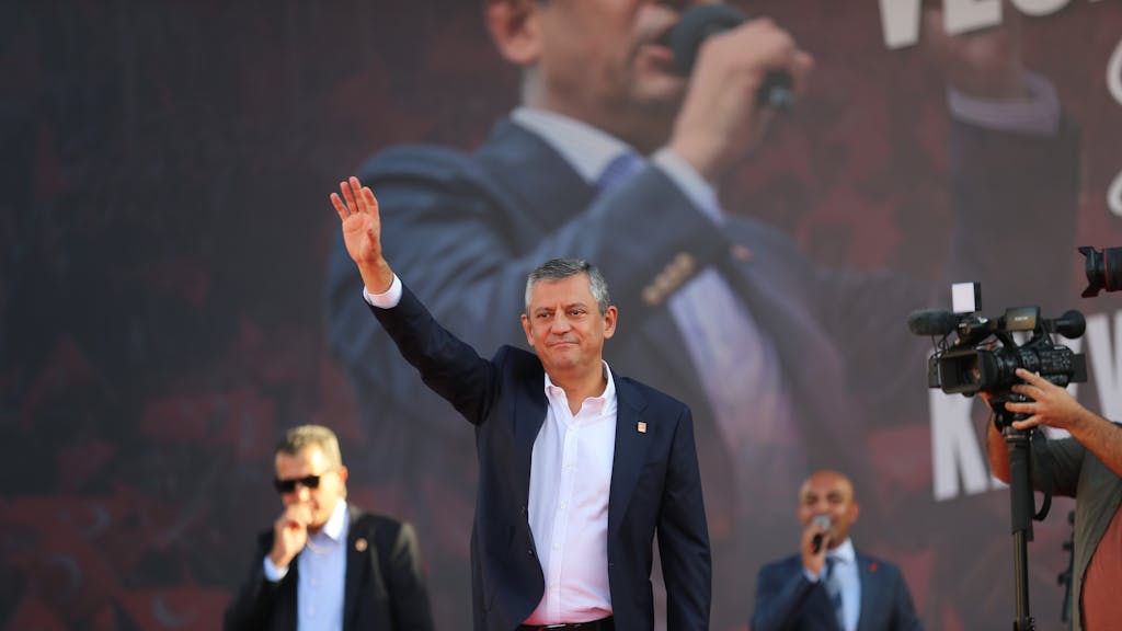‘Sterk gepolitiseerde’ rechtszaak tegen Turkse oppositieleider uitgesteld, toekomst onzeker