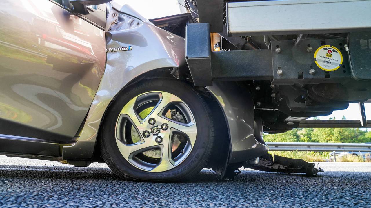 Auto belandt onder vrachtwagen op A67, vrouw met schrik vrij