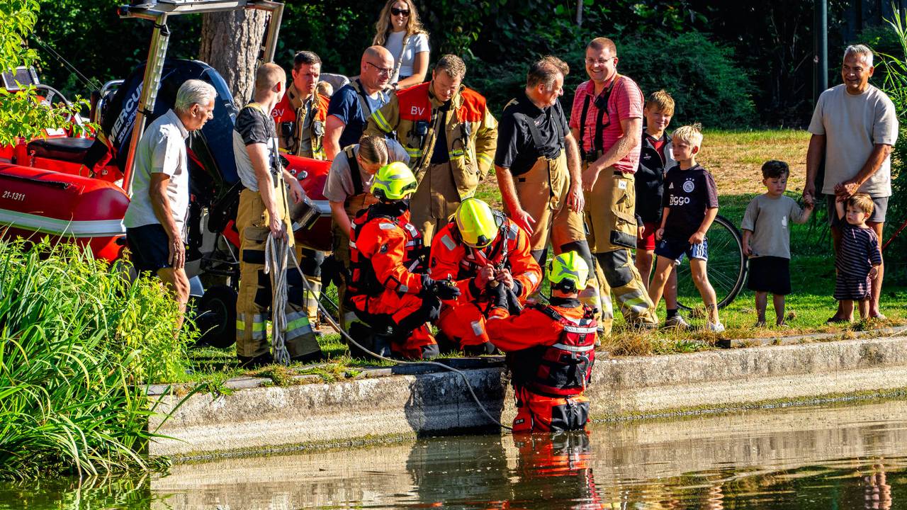 Brandweer bevrijdt eendje uit fontein in Grave