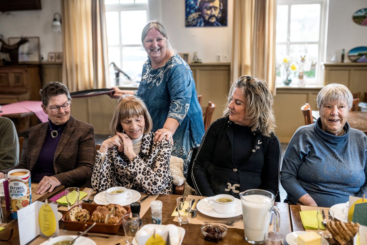 Alle ouderen in de Groningse ’thuiskamer’ wonen op zichzelf. Gezelligheid vinden ze bij elkaar, elke week