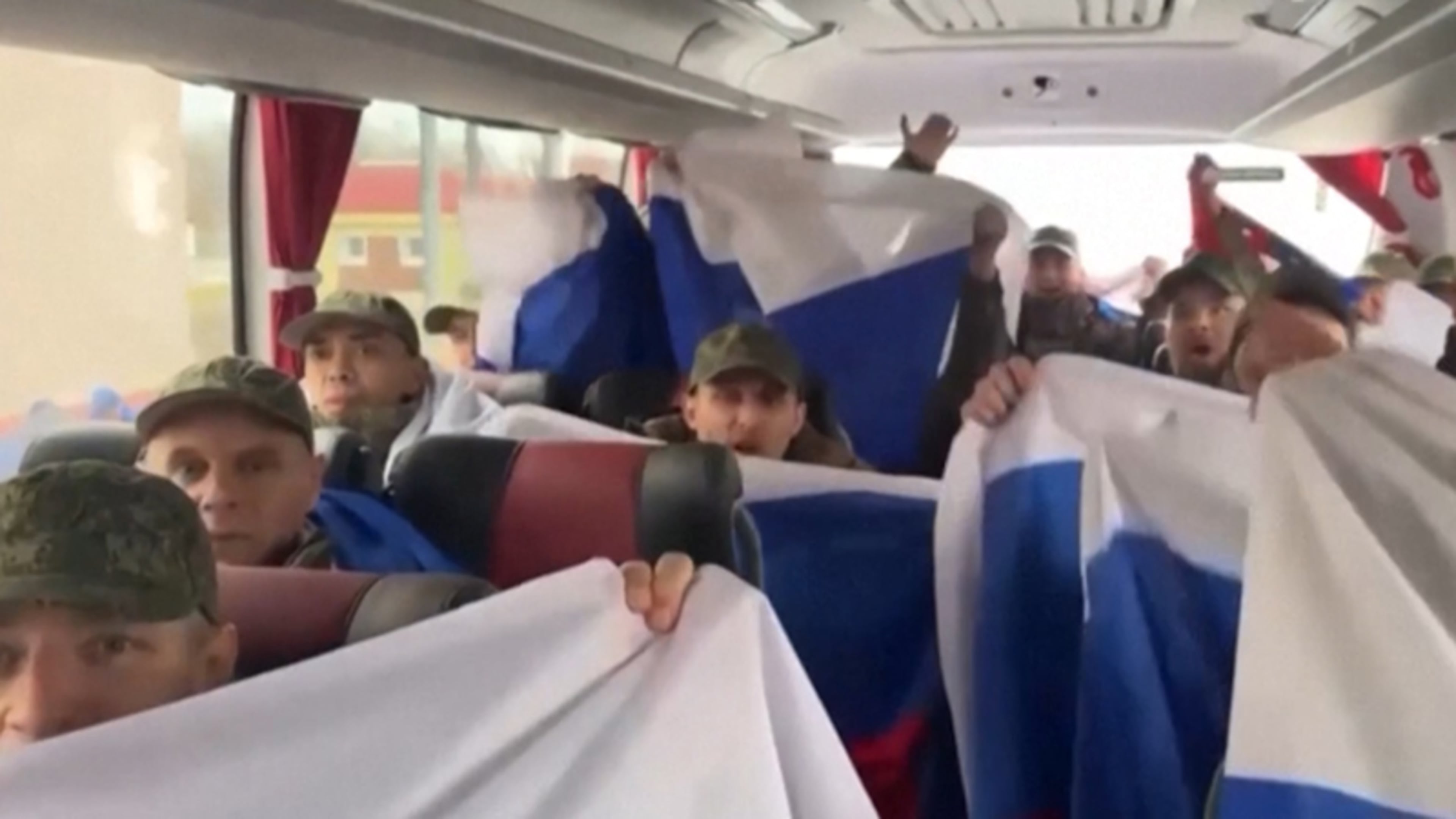 Juichende Russen na gevangenenruil: Oekraïne en Rusland ruilen weer krijgsgevangenen