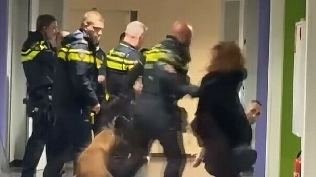 Vrouw reageert op geweld door agenten in azc Zeist: 'wilde politie vraag stellen'