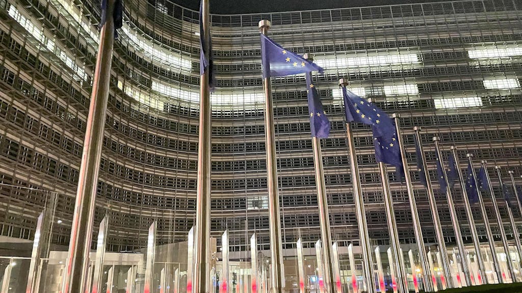 ‘Europese Commissie wil met nieuwe AI-strategie strijd met VS en China aan’