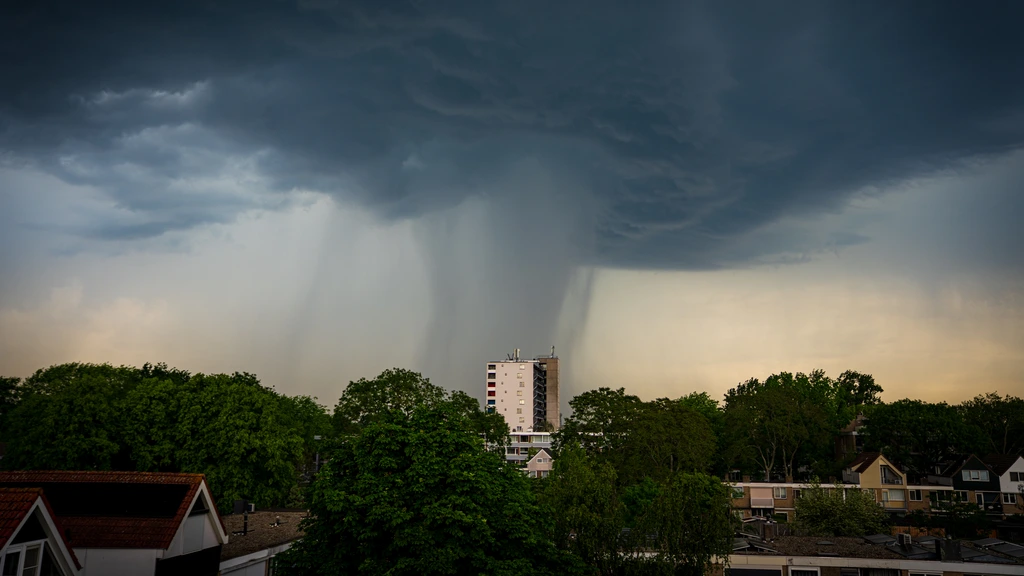 Zwaar onweer trekt over Nederland, code oranje voor vier provincies