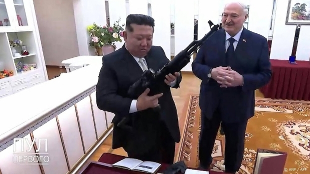 Loekasjenko geeft Kim Jong-un geweer cadeau