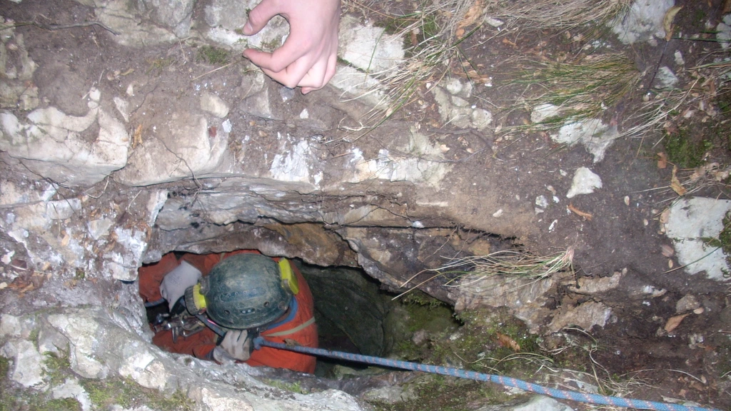 Reddingsoperatie in Italië voor gewonde speleoloog op 120 meter diepte
