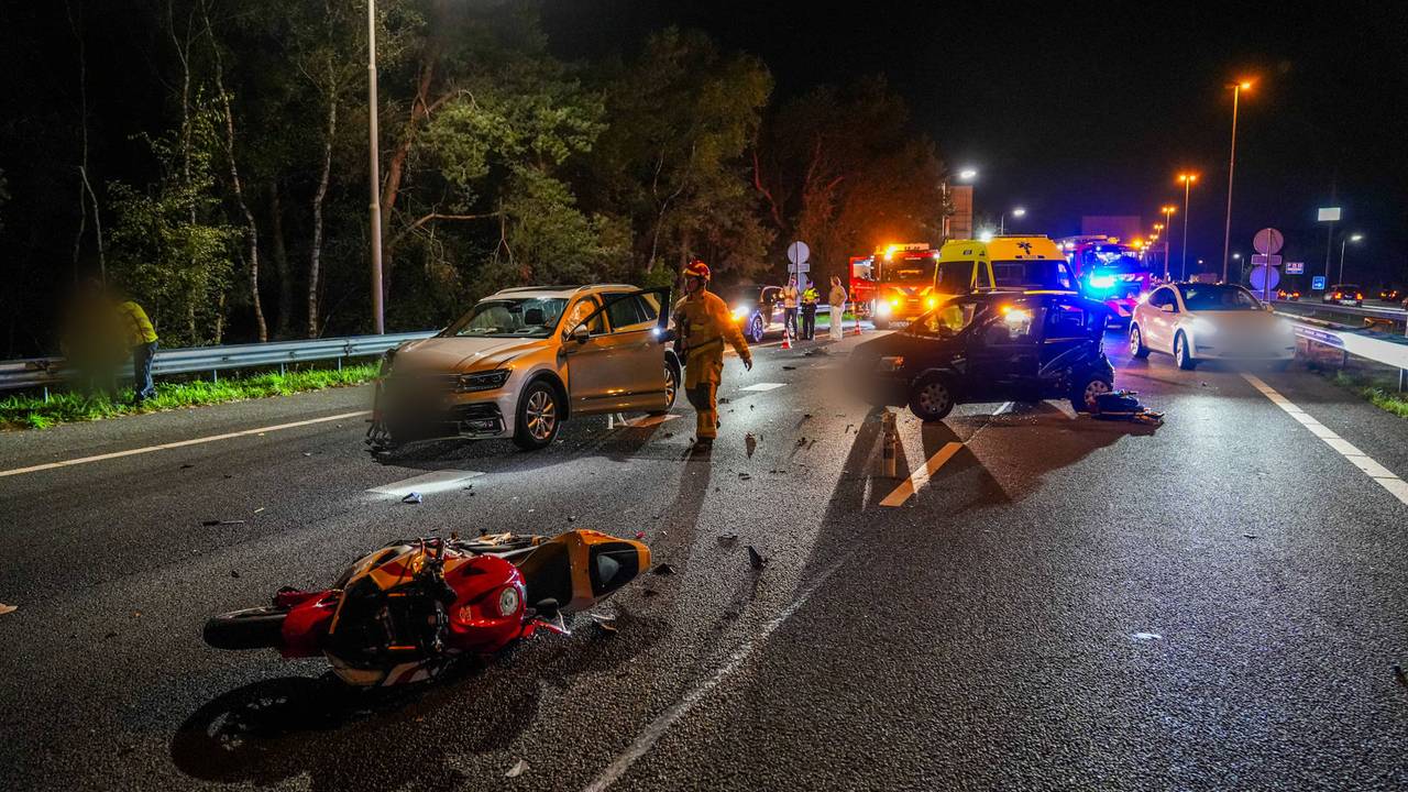 Ongeluk met meerdere auto's en motor, A58 dicht richting Eindhoven
