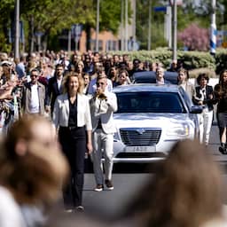 In beeld | Duizenden mensen brengen in erehaag laatste groet aan Jade Kops