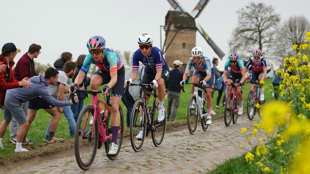 Meer publiek, maar ook minder ruimte op kasseistroken voor rensters Parijs-Roubaix