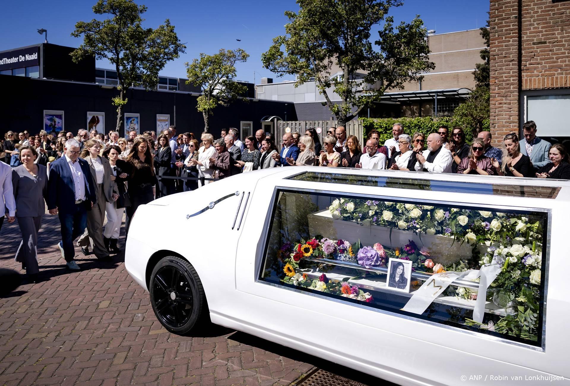 Duizenden mensen applaudisseren luid voor overleden Jade Kops