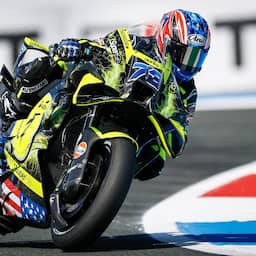 Spektakel bij TT Assen: Bezzecchi hard onderuit, eerste Japanse zege sinds 1999