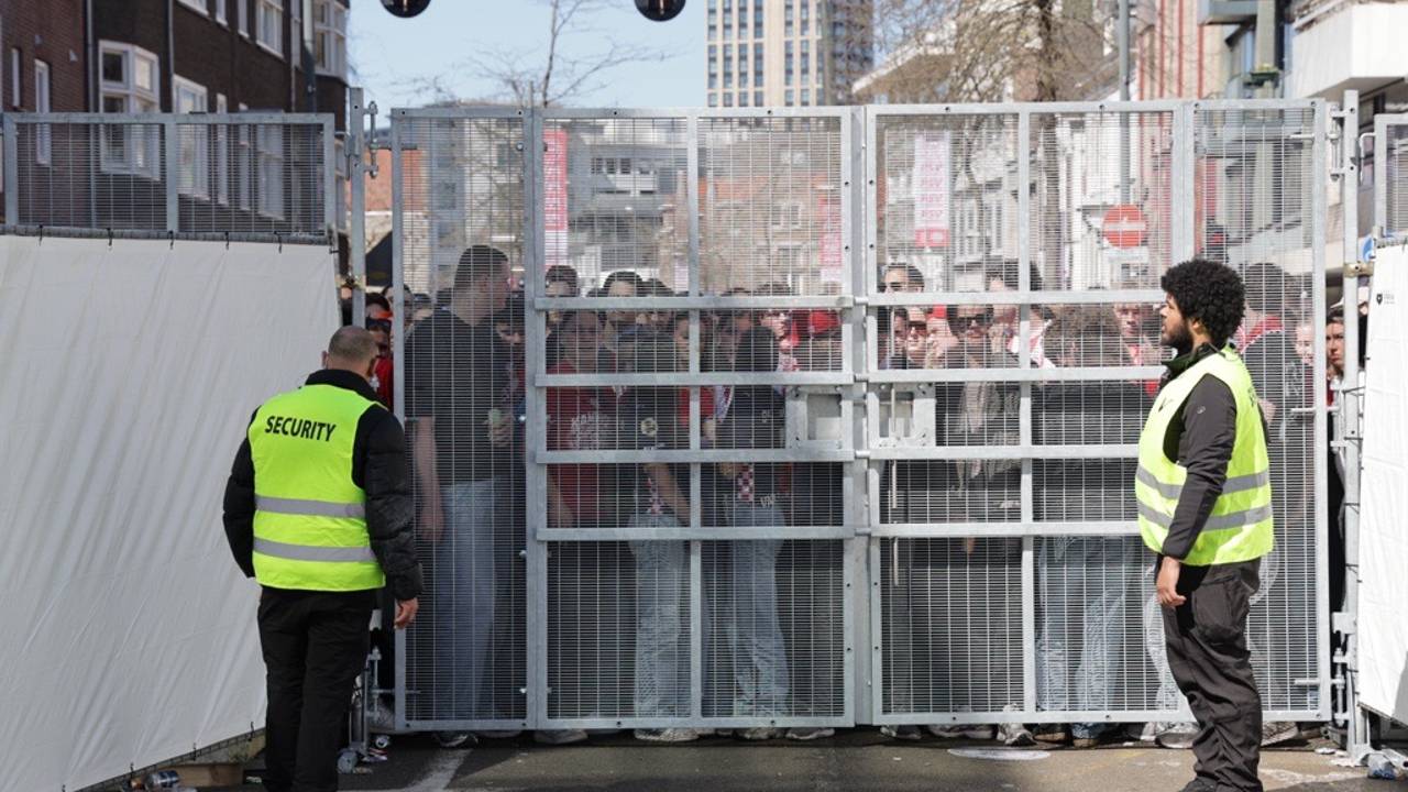 Tientallen fans drukken zich door dichte hekken om PSV-huldiging te zien