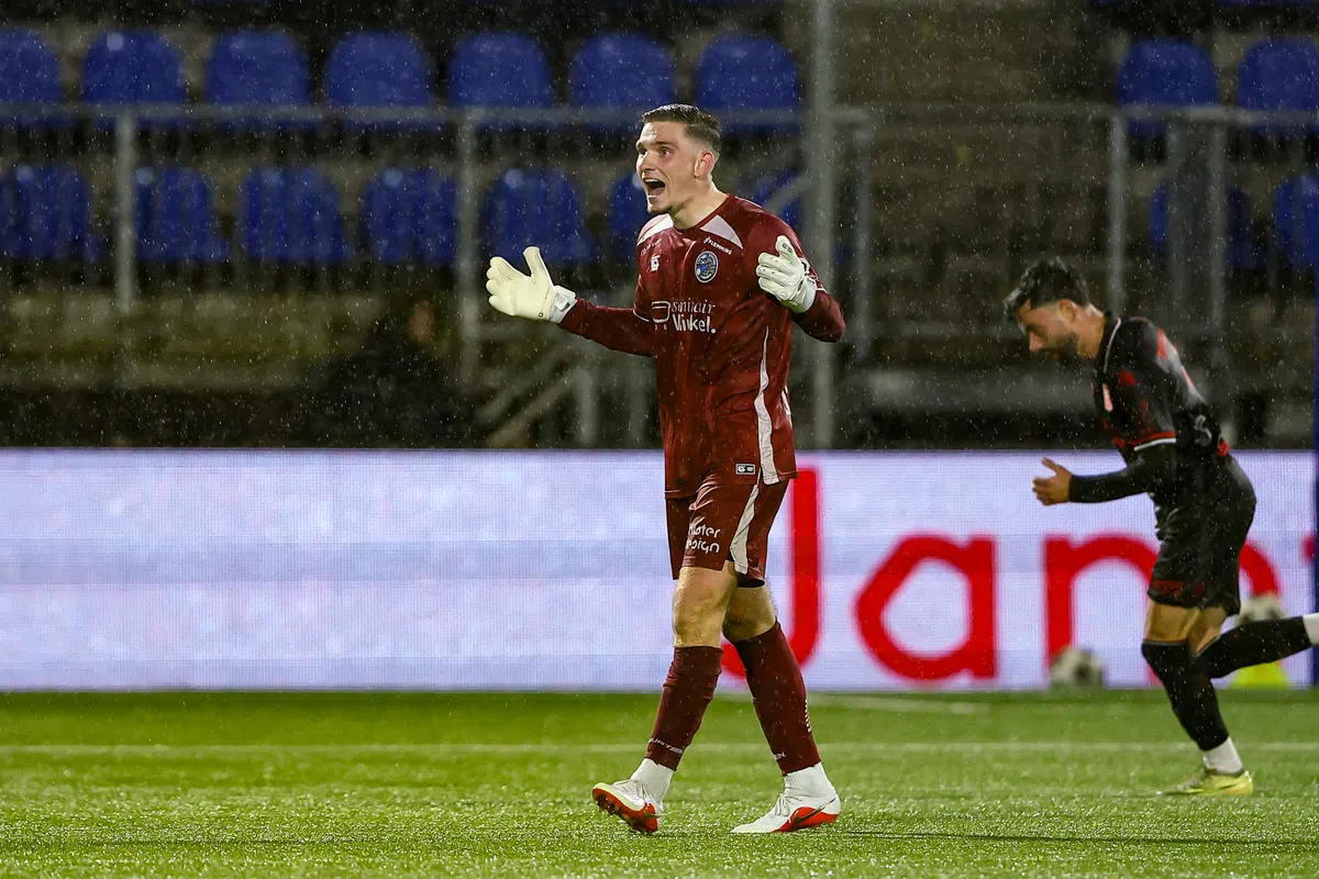 Den Bosch-keeper verbaasd na rood voor hands: 'Verwacht dat ze hier wat mee doen'