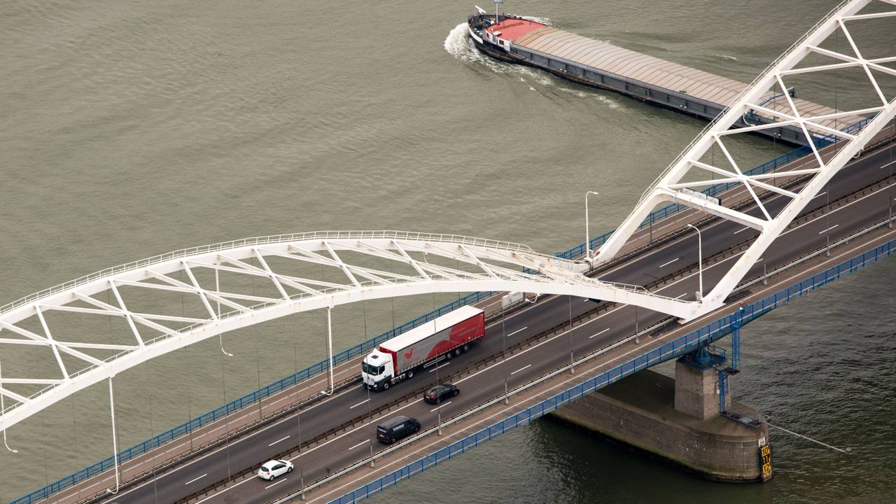 Boeteregen op Merwedebrug: 96 chauffeurs gingen toch de brug op