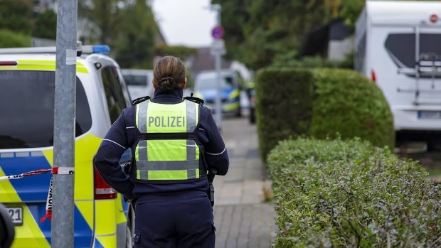 Zoon neergestoken Duitse burgemeester geboeid uit huis meegenomen