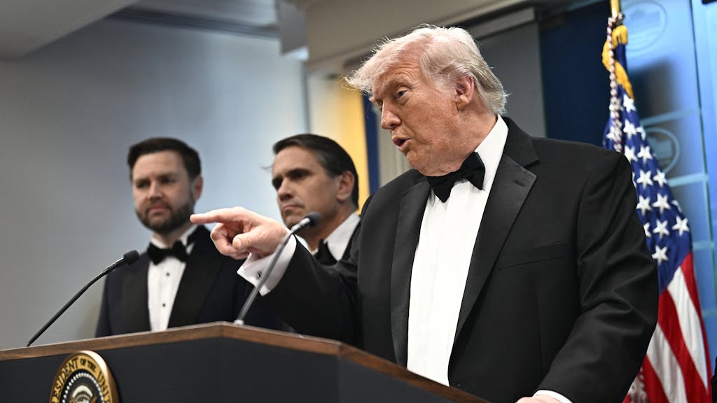 Trump niet onder de indruk van Iraans voorstel: Straat van Hormuz eerst open, kernprogramma later