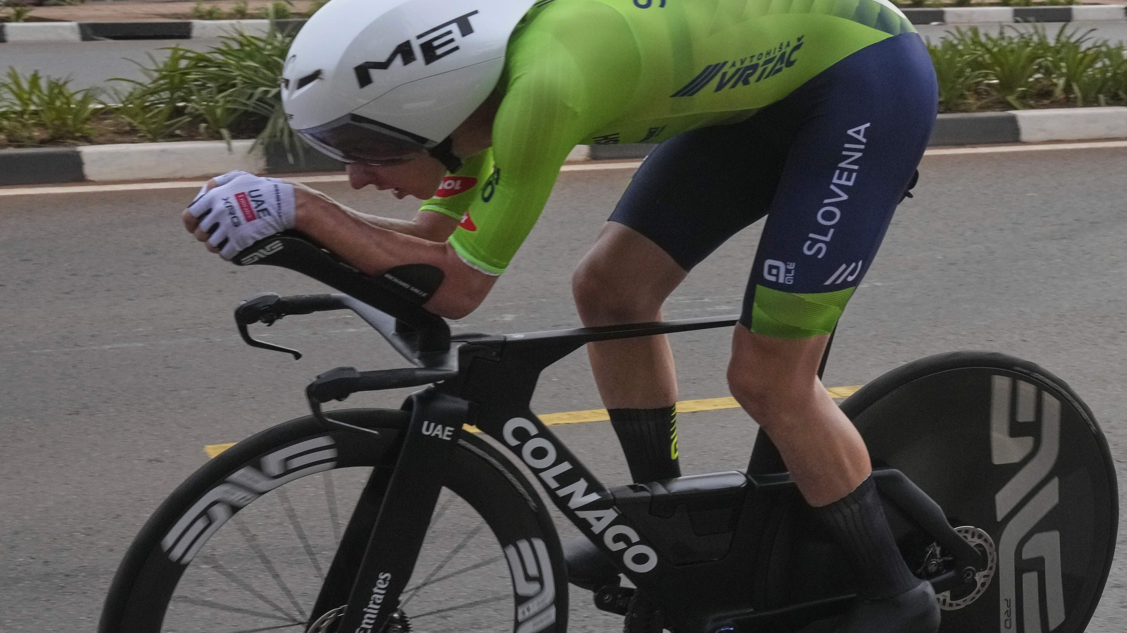 Pijnlijke blunder: UCI-baas David Lappartient feliciteert niet wereldkampioen Remco Evenepoel, maar Tadej Pogacar met regenboogtrui