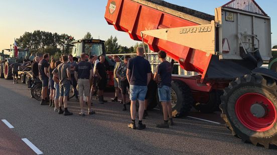 Boerenprotest boven snelweg, trekkers op viaduct