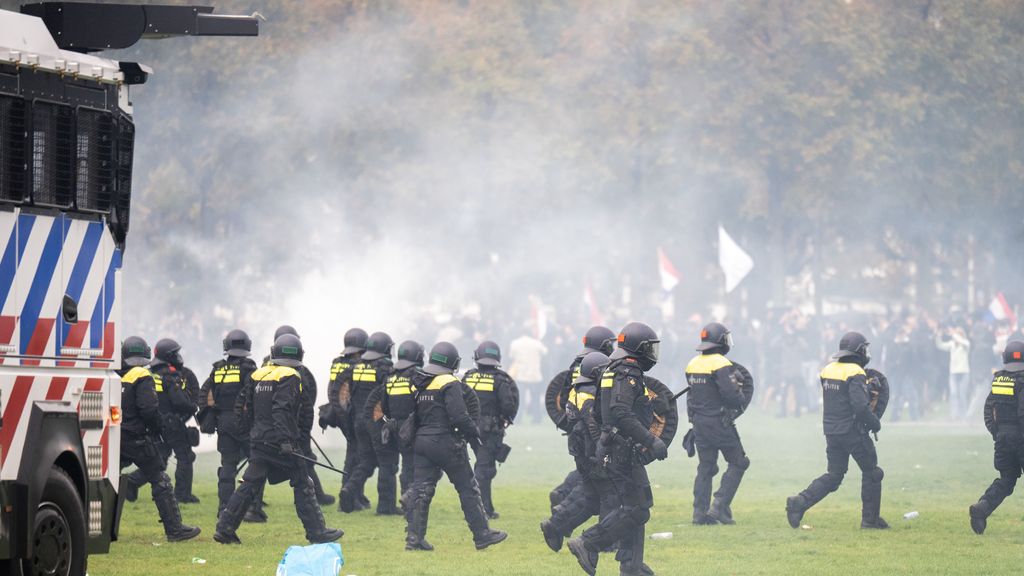 Politie: 37 aanhoudingen na rellen Den Haag, 'grote golven van geweld'