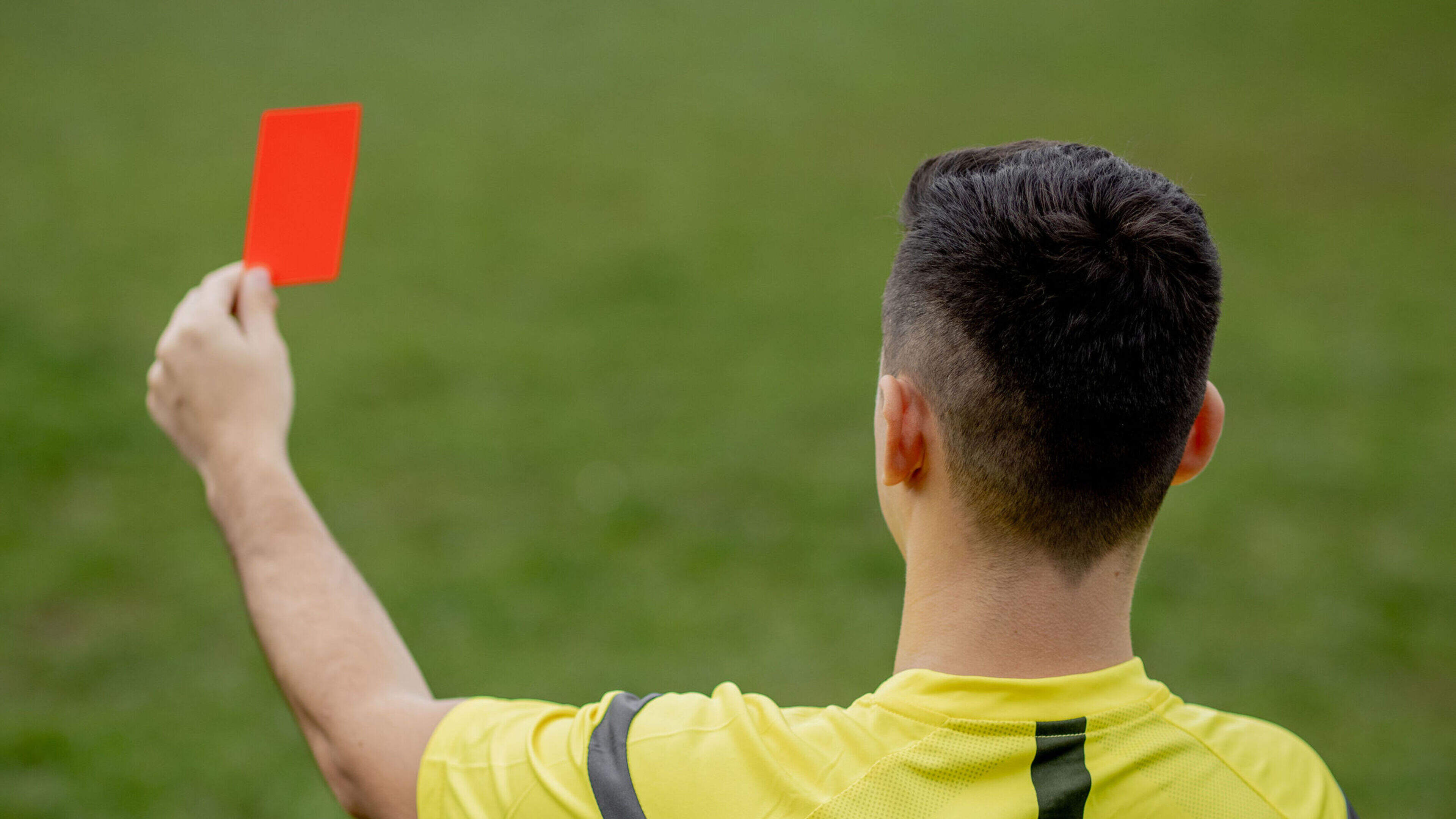 FA introduceert megaschorsing bij discriminatie: dader moet voortaan minimaal 10 duels toekijken