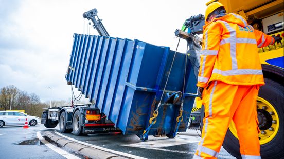 Container valt van vrachtwagen en blokkeert rotonde richting snelweg