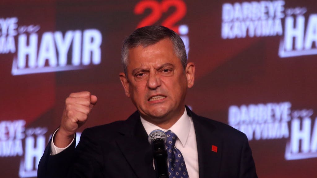 Belangrijkste oppositiepartij Turkije kiest opnieuw voor partijleider Özgür Özel