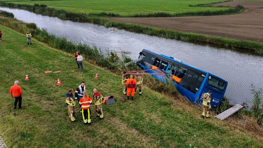 Motorrijder overleden na botsing met lijnbus in Friesland