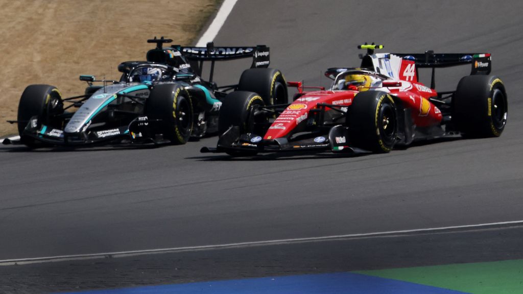 Russell wint sprintrace China na schaakduel met Hamilton, Verstappen negende na rampstart