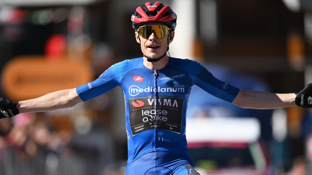 Vingegaard pakt roze leiderstrui in Giro, Arensman verliest kostbare tijd