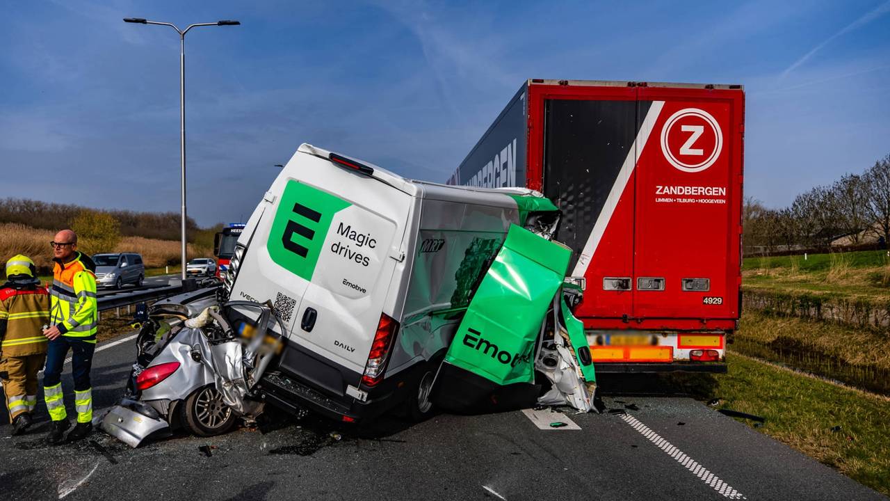 112 boetes na filmen en fotograferen plaats ernstig ongeluk op N279