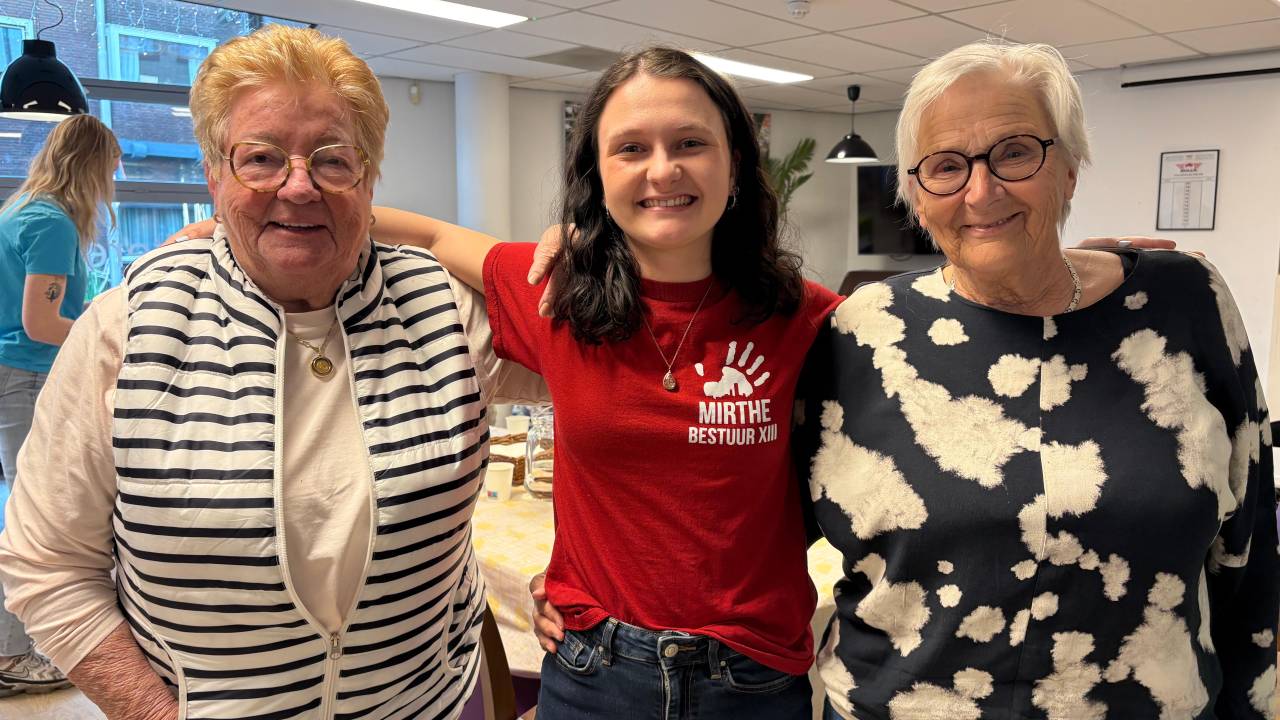 Ouderen en studenten koken en eten samen: ‘Kijk er iedere keer naar uit’