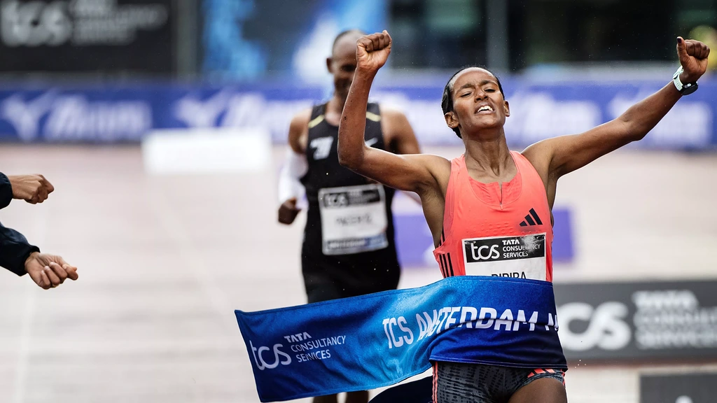 Diriba loopt parcoursrecord in natte marathon Amsterdam, Berhanu net niet