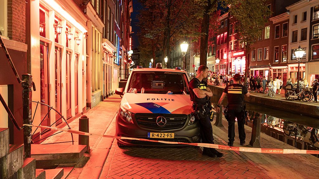 Politie houdt grote actie tegen mensenhandel in Amsterdamse rosse buurt