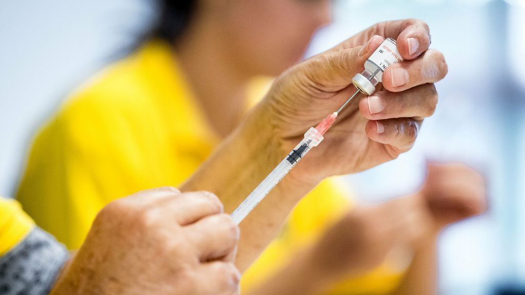 Gezondheidsraad: leeftijdsgrens coronaprik mag van 60 naar 70-plus
