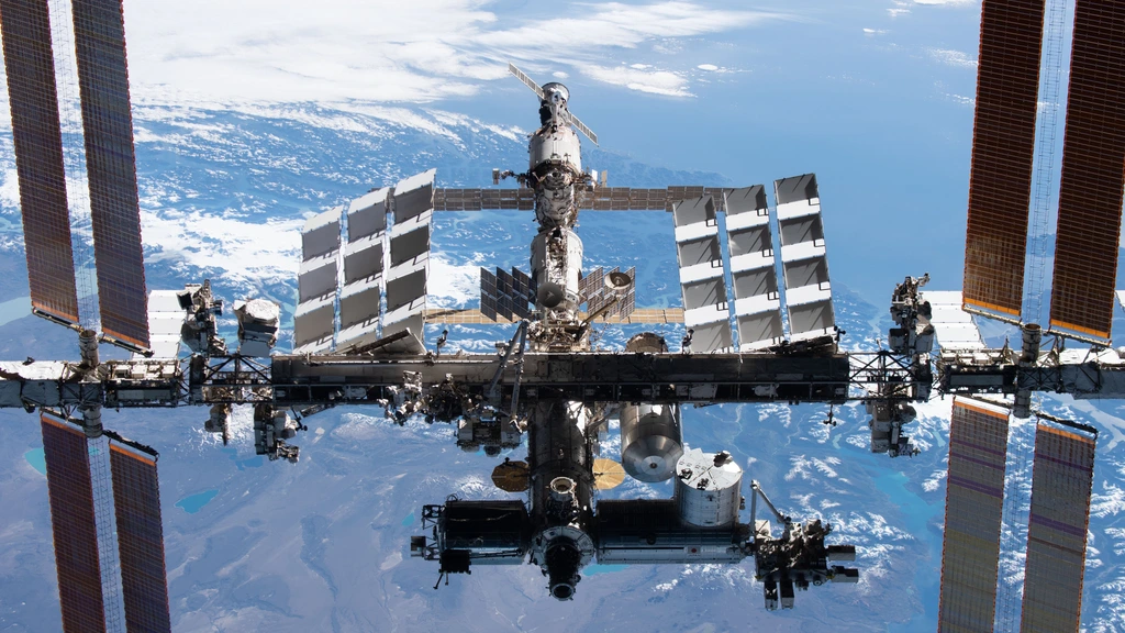 Astronauten ruimtestation bereiden zich voor op spoed-evacuatie na luchtlek