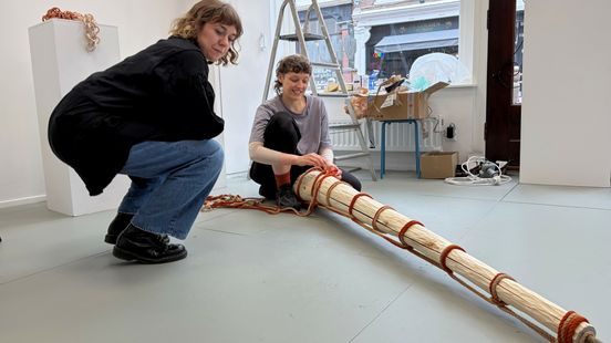 Waarom blijven we swipen? Expositie Dopamine houdt onze digitale gewoontes tegen het licht