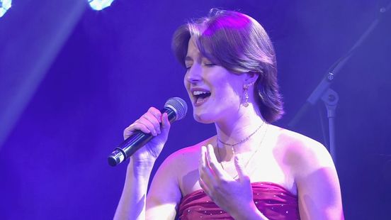 Anke Stilma als vijfde in actie op Regio Songfestival met 'Wêrom' in nieuwe stijl